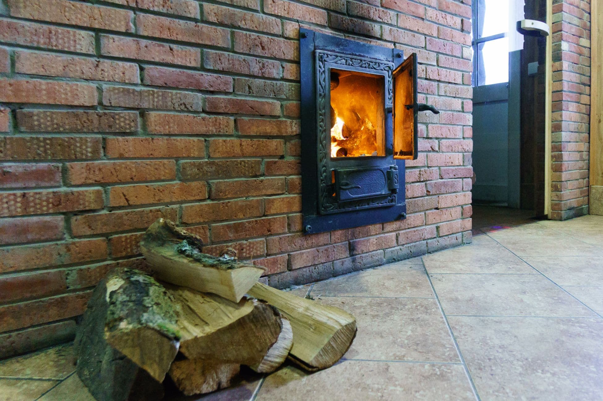 Gyva ugnis Pas Katiną pirties erdvėje
